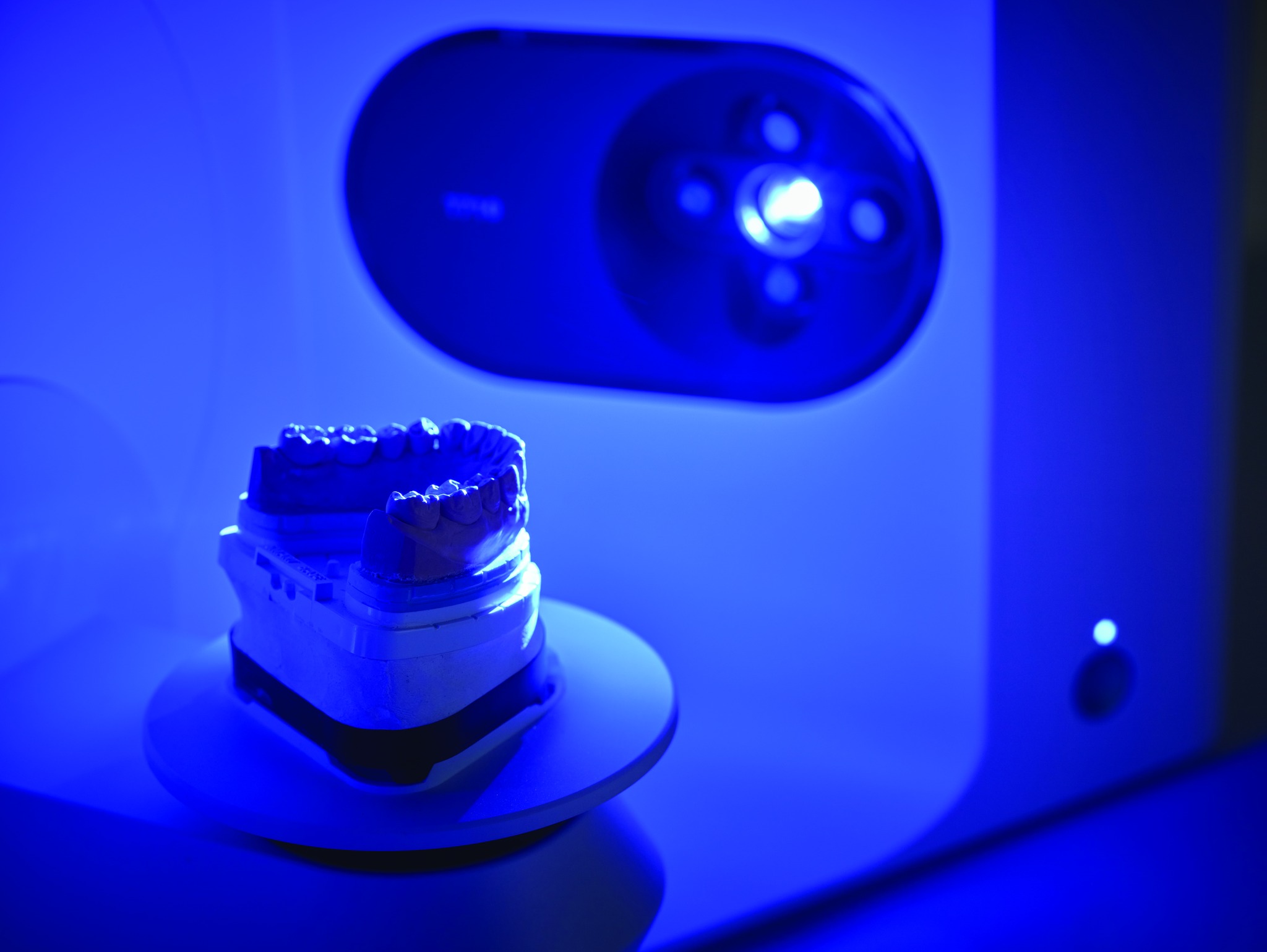 Medit tabletop scanner — blue light scanning model